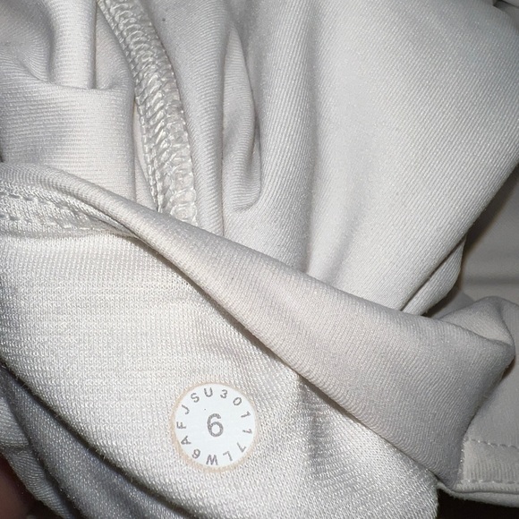 White high rise Lululemon leggings - Picture 7 of 7
